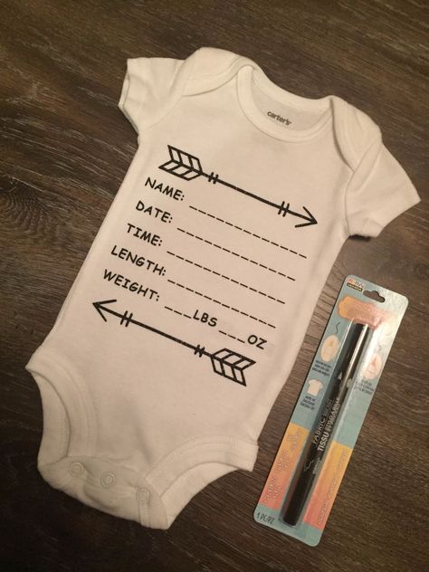 Diy Newborn Onesie, Newborn Onesie Ideas, Boy Newborn Outfit, Funny Birth Announcements, Hospital Birth Announcement, Infant Onesies, New Baby Pictures, Announcement Onesie