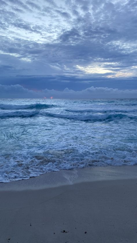 Light Blue Aesthetic Ocean, Aesthetic Wave Pictures, Light Ocean Blue Aesthetic, Dusty Blue Background Aesthetic, Light Blue Beach Aesthetic Wallpaper, Blue Aesthetic Summer Wallpaper, Calm Personality Aesthetic, Light Blue Ocean Wallpaper, Bleu Ciel Aesthetic