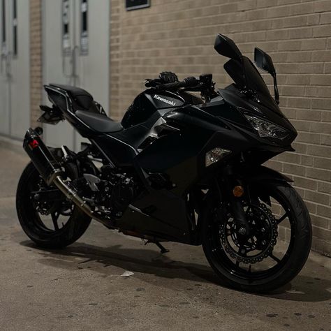 bike is finally all blacked out, all i need now is to get a dif tail light and sequentials but really happy with it for now :) Motorcycle With Lights, Black Motorbike Aesthetic, Motorcycle Boyfriend Aesthetic, All Black Motorcycle, Black Sports Bike, Bikes Aesthetic, Aesthetic Bikes, Bikes Black, Aesthetic Bike