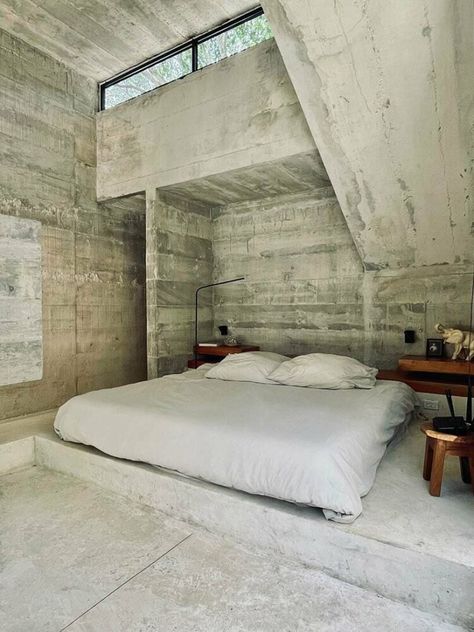 Ludwig Godefroy, Brutalism Interior, Brutalist House, Brutalist Interior, Famous Structures, Airy Bedroom, Brutalism Architecture, Brutalist Design, Richard Iii