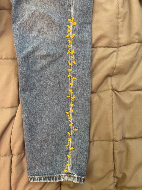 Jean Hole Embroidery, Jeans With Stitching, Embroidered Ripped Jeans, Pant Leg Embroidery, Easy Jeans Embroidery, Beading On Clothes Tutorials, Jean Embroidery Grunge, Jeans Visible Mending, Jean Embroidery Ideas Pockets