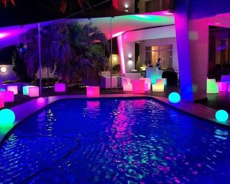 Euphoria Pool Party, Led Pool Party, Night Pool Party Ideas, Glow In The Dark Pool Party, Neon Pool Party Ideas, Pool Party Neon, Neon Pool Party, Pool Party Aesthetic, Neon Pool Parties