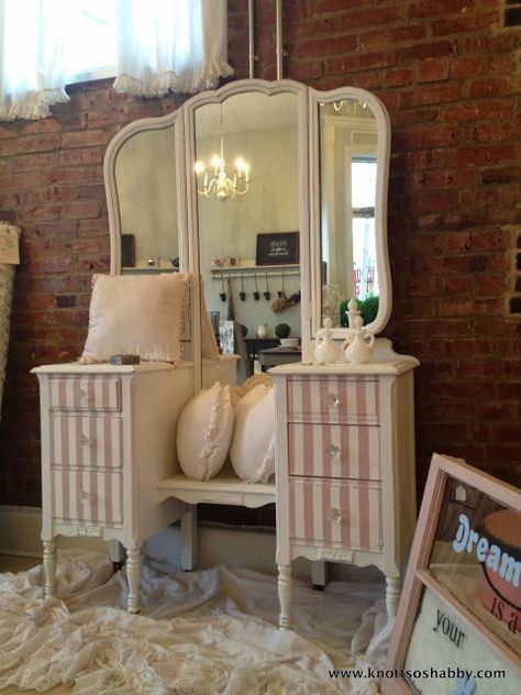 Upcycling, Upcycle Antiques, Chalk Paint Bed, White Chalk Paint Furniture, Waterfall Furniture, Getting Ready For Fall, Chalk Furniture, Shabby Chic Vanity, Painted Beds