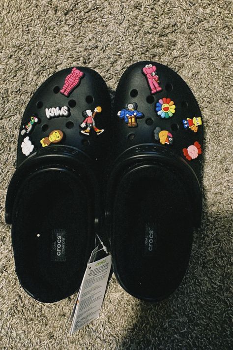 Crocs Black Women, Ugg Lowmel Outfit Ideas, Croc Design Ideas, Fluffy Crocs, Kaws Aesthetic, Black Crocs Outfit, Crocs Pins, Nike Crocs, Crocs Cute