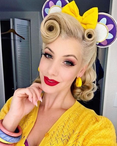💜 Ella / Miss Victory Violet 💜 on Instagram: “Bright and summery colours even though it is actually quite cold today! 🙈” Retro Hairstyles, Miss Victory Violet, Victory Violet, Pin Up Makeup, Violet Hair, Beauty Magic, Pin Up Hair, Glam Hair, Vintage Type