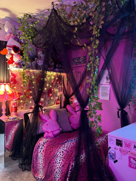 Velvet Bedroom Aesthetic, Room Ideas Aesthetic Pink And Black, Cleo Sertori Aesthetic Room, Y2k Rooms 2000s, Dorm Room Ideas Y2k, Pink Witchy Bedroom, Pink And Black Goth Room, Trashy Y2k Room Ideas, Trashy Room Aesthetic