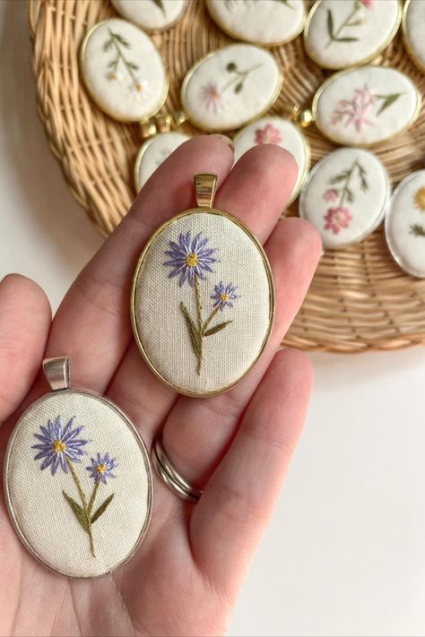 Embroidery Floss Crafts, Landscape Embroidery, Hand Embroidered Jewelry, Embroidery Hoop Art Diy, Cats Coffee, Curated Content, Pretty Embroidery, Fabric Brooch, Diy Embroidery Patterns