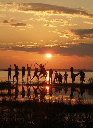 Group Pics Aesthetic, Family Group Pictures, Dancing At The Beach, Silhouette Fotografie, Beach Silhouette, Group Aesthetic, Group Trip, Psalm 30, Friendship Photography