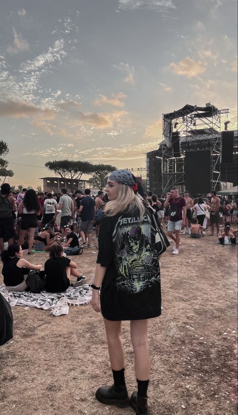 festival pic blonde girl wearing metallica t shirt and leather boots Music Festival Outfits Grunge, Concert Outfit Metallica, Rock Metal Concert Outfit, Big Tshirt Concert Outfit, Metal Concert Outfits Women, Weezer Concert Outfit Ideas, Summer Rock Festival Outfit, Download Festival Outfit Ideas, Download Festival Outfits