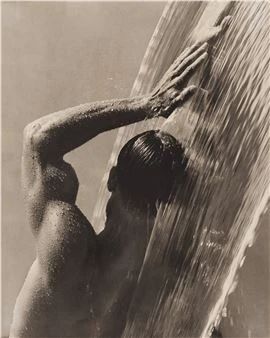 Waterfall IV, Hollywood 1988 - Herb Ritts Edward Weston, Herb Ritts, The Shape Of Water, Photo D Art, Greek Sculpture, City Museum, Richard Gere, Celebrity Portraits, Jolie Photo