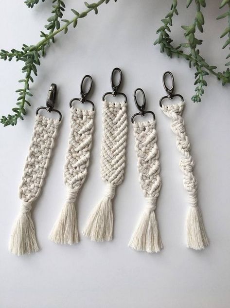 DIY Macrame Keychain – Craft projects for every fan! Keychain Craft, Makramee Diy, Boho Keychain, Macrame Keychain, Diy Macrame, Crochet Keychain, Macrame Ideas, Modern Macrame, Handmade Macrame