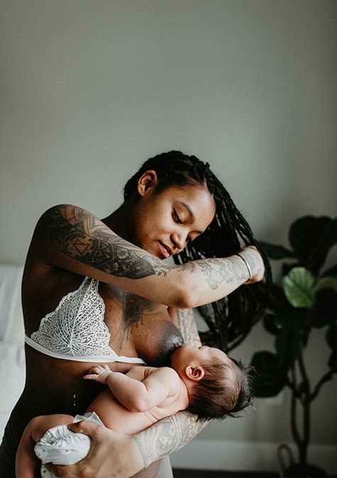 Stuff For Newborns, Cute Black Babies Newborns, New Parents Aesthetic, Mommy And Me Newborn Pictures, Postpartum Pictures, Nursing Photoshoot Breastfeeding, Breastfeeding Aesthetic, Newborn Mommy And Me Pictures, Sapphic Photography