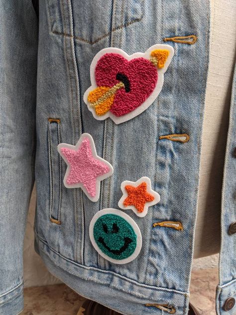 Upcycling, Punch Needle Jeans, Push Needle Embroidery, Chenille Patch Ideas, Jacket Patches Aesthetic, Punch Needle Patch, Diy Patches Embroidery, Painted Suitcase, Handmade Patches