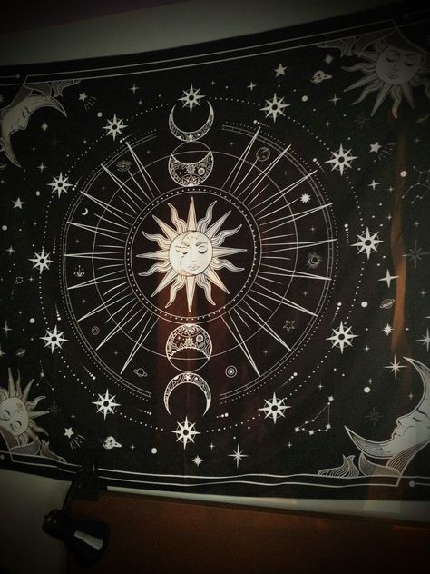Moon And Sun Tapestry, Tapestry Sun And Moon, Tela, Sun Moon Tapestry, Star And Moon Room Aesthetic, Moon And Sun Bedroom Ideas, Sun Theme Bedroom, Sun And Moon Room Aesthetic, Sun And Moon Tapestry Bedroom