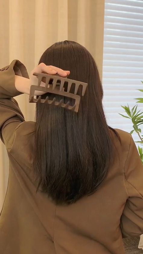 Large Claw Clips For Thick hair How To Use Claw Clips In Long Thick Hair, Small Clips For Hair, Short Thick Hair Claw Clip, Lazy Hair Clip Styles, How To Style Hair With A Claw Clip, Hairstyles With Large Claw Clip, Big Clips Hairstyles, Small Hair Styling, How To Clip Hair With Claw Clip