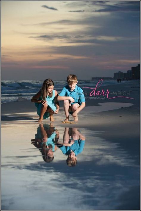 10 Best Family Beach Picture Ideas - Funny Family Beach Photos to Try! Sibling Poses, Sibling Pics, Beach Family Photography, Destin Wedding, Best Family Beaches, Beach Photography Family, Foto Kids, Family Beach Portraits, Poses Beach