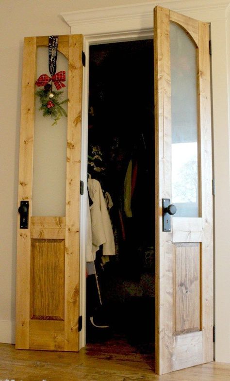 Diy Interior French Doors, Deur Makeover, Diy French Doors, Paint Tricks, Old Closet Doors, Closet Door Makeover, Fold Doors, Closet Remodel, Closet Door