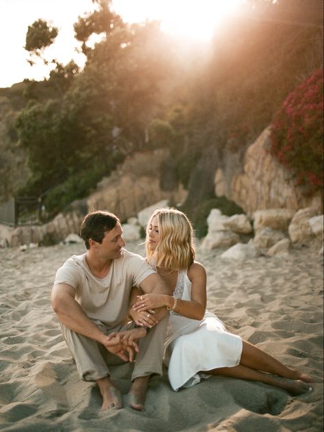 Anniversary Picture Ideas Beach, Couples Casual Photoshoot Outfits, Beachside Engagement Photos, Retro Beach Engagement Photos, Couples Coastal Photoshoot, Save The Date Poses Beach, Save The Date Beach Photoshoot, Artsy Beach Engagement Photos, Engagement Photo Inspo Beach