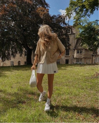 White Pleat Skirt Outfit, White Midi Pleated Skirt Outfit, Cream Tennis Skirt Outfit, Style White Mini Skirt, White Plisse Skirt Outfit, Jupe Tennis Outfit, Outfits With White Mini Skirt, Poses Skirt Outfit, Casual Tennis Outfit