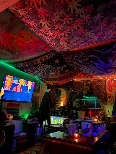 Alternative Living Room Ideas Small Spaces, Average Life Aesthetic, Party Bedroom Aesthetic, Cozy Trippy Bedroom, Trippy Game Room, Rave Room Aesthetic, Trippy Dorm Room Ideas, Room Inspo Trippy, Trippy Basement Ideas