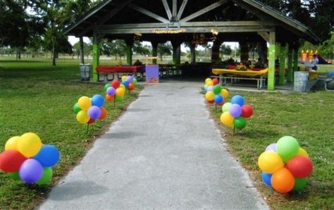 Stake balloons into the ground for an outdoor party Park Food Ideas, Birthday Party At The Park, Ideas Para Decorar Una Fiesta, Back Gate, Party At The Park, Birthday Party At Park, 7th Birthday Party Ideas, Picnic Birthday Party, Trolls Birthday Party
