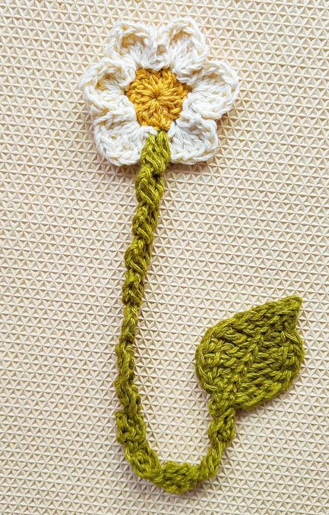 Raji's Craft Hobby: Simple Crochet Daisy Flower Bookmark Amigurumi Patterns, Crochet Book Mark Flower, Crochet Star Bookmark, Crochet Daisy Bookmark Pattern Free, Flower Bookmark Crochet Pattern, Crochet Daisy Bookmark, Flower Book Mark Crochet, Simple Crochet Bookmarks, Crochet Flower Bookmark Pattern