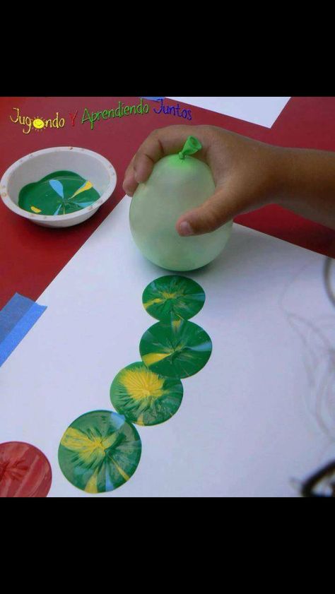 Painting with a balloon Plant Art Project, Bug Art For Toddlers, Group Crafts For Kids, Adaptive Art Projects Special Needs, Ballon Painting, Water Ballon, Balloon Printing, Oppgaver For Barn, Aktiviti Prasekolah