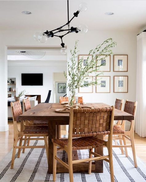 leather woven chairs in dining room Boho Kitchen Table, Esstisch Modern, Traditional Dining Room, Ideas Hogar, Contemporary Dining Room, Style Deco, Dining Room Inspiration, Decor Minimalist, Style At Home