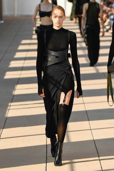 All Black Outfit Runway, All Black High Fashion Outfit, Futuristic Black Dress, Futuristic Black Outfit, Corset High Fashion, Techwear Corset, Fashion Harness Outfit, Black Futuristic Fashion, Dark Fashion Outfits