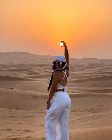 Cute Dubai Outfits, Outfits For The Desert, Desert Look Dubai, Safari In Dubai, Desert Dubai Outfit, Sand Dunes Outfit Riding, Camel Riding Outfit, Glamis Sand Dunes Riding Outfit, Dessert Safari Outfit