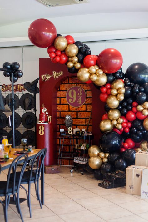 Harry Potter Party Harry Potter Birthday Party Ideas Aesthetic, Harry Potter Debut Theme, Harry Potter Birthday Aesthetic, Harry Potter Party Backdrop, Harry Potter Balloon Decorations, Harry Potter Balloon Arch, Decoracion Harry Potter, Harry Potter Birthday Decor, Harry Potter Birthday Theme