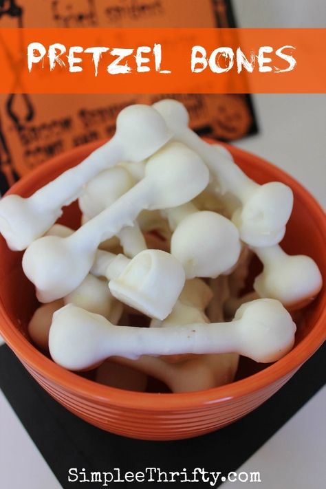 Pretzel Bones, Easy Halloween Party Snacks, Halloween Pretzels, Gluten Free Halloween, Halloween Party Treats, Fun Halloween Treats, Healthy Halloween Treats, Easy Halloween Party, Halloween Party Snacks