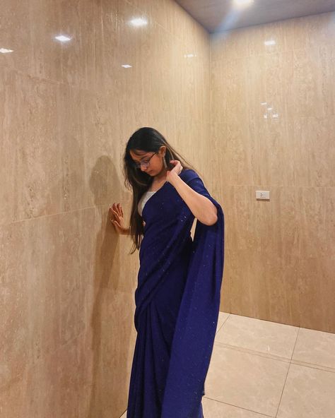 Tips For Farewell Saree, Navy Blue Saree For Farewell, Farewell Saree Photoshoot, Blue Farewell Saree, Sarees For Farewell Party In College, 12th Farewell Sarees, Saree Farewell College, Farewell Sarees Colleges Chiffon, Blue Saree Aesthetic