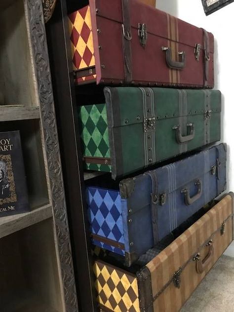Kommode Harry Potter Luggage Dresser, Harry Potter Suitcase Dresser, Suitcase Chest Of Drawers, Harry Potter Drawer Pulls, Creative Dresser Ideas, Harry Potter Storage, Hogwarts Inspired Bedroom, Harry Potter Wardrobe Furniture, Harry Potter Bunk Bed