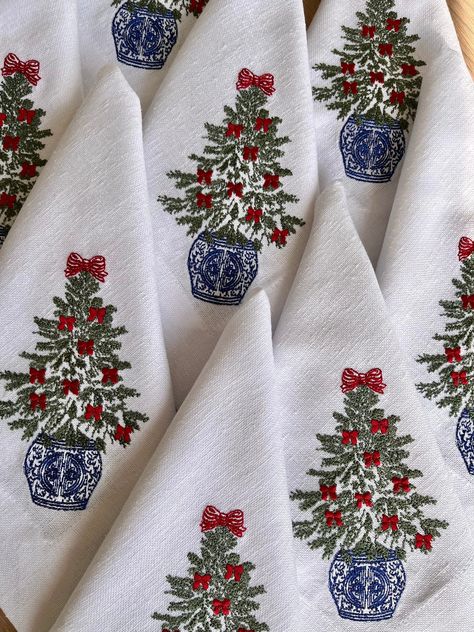 Embroidered Chinoiserie Christmas Tree Linen Napkins Perfect - Etsy Natal, First Time Christmas Decorating, Christmas Napkin Embroidery, Embroidered Christmas Napkins, Grandmillenial Christmas Decorations, Nancy Meyers Christmas, White Red Christmas Decor, Blue And Green Christmas Decor, Chinoiserie Christmas Decor