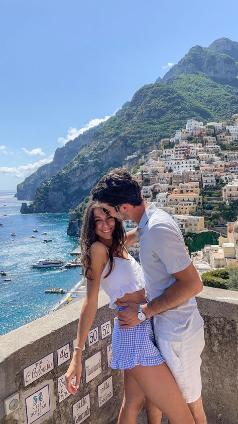 Couples Vacation Poses, Couples Vacation Photos, Cute Couple Aesthetic, Couples Candid Photography, Couples City, Couple Travel Photos, Couples Holiday, Travel Pose, Honeymoon Pictures