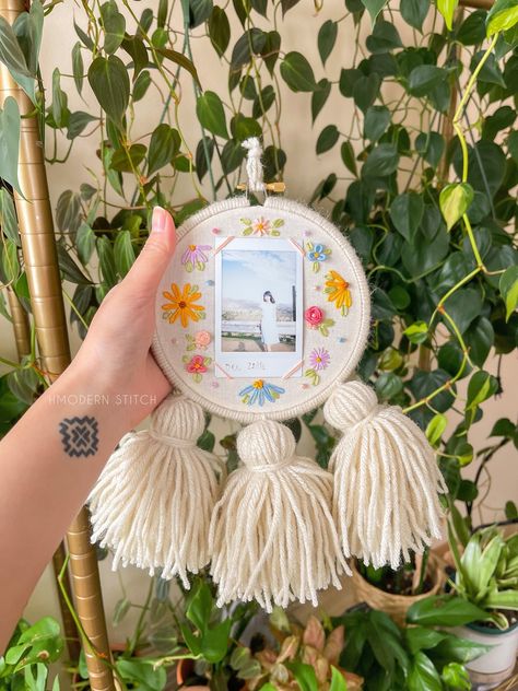 Couture, Unique Photo Gift Ideas, Photo Embroidery Hoop Ideas, Embroidery Display Ideas, Embroidery On Photos, Photo Embroidery Hoop, Embroidery Photo Frame, Photo Hoop, Embroidery Gift Ideas