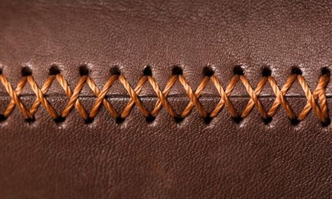 Leather Stitches Techniques, Hand Stitched Leather Bag, Types Of Leather Stitching, Stitching Leather Diy, Leather Stiching Designs, Leather Stitching Patterns, Hand Sewing Leather Stitches, Leather Handles Diy, Leather Patchwork Ideas