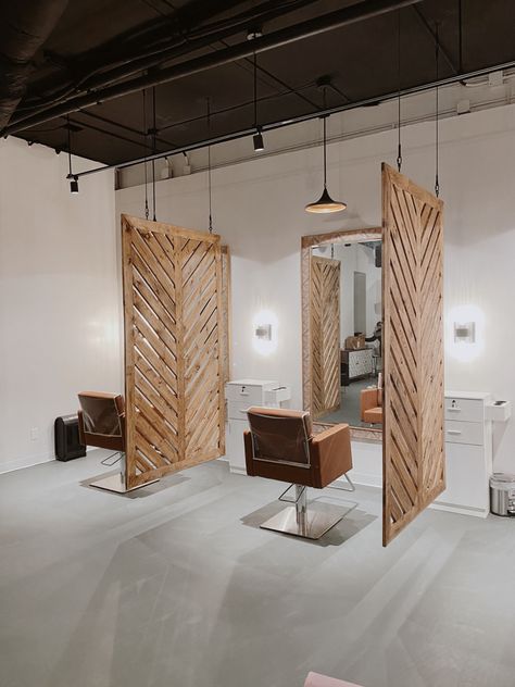 Salon Wood Decor, Salon Station Dividers, Hair Salon Divider Ideas, Wallpaper Salon Ideas, Hair And Beauty Salon Design Layout, Dream Hair Salon Ideas, Big Salon Ideas, Salon Wall Divider Ideas, Wood Salon Decor