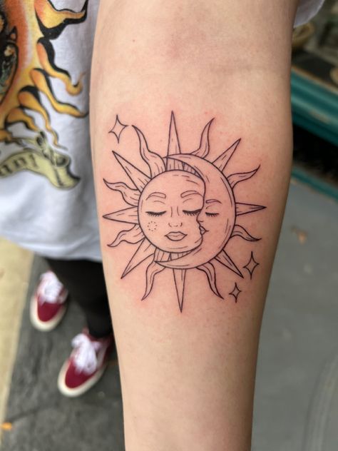Sun And Moon Tattoo Red Ink, Aesthetic Sun And Moon Tattoo, Tato Sun, Moon And The Sun Tattoo, Sun And Moon Tattoo Mexican, Women Tattoos Arm Small, The Moon And Sun Tattoo, The Moon And The Sun Tattoos, Sun And Tattoo Moon