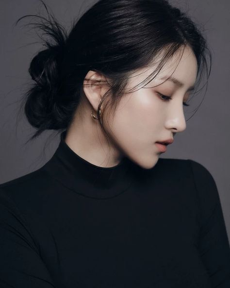 Former GFriend member Sowon releases new profile photos after joining her new agency Korean Photoshoot, Nefertari Vivi, Profile Photography, Face Profile, 사진 촬영 포즈, Self Portrait Poses, Model Profiles, Face Photography, Portrait Photography Poses