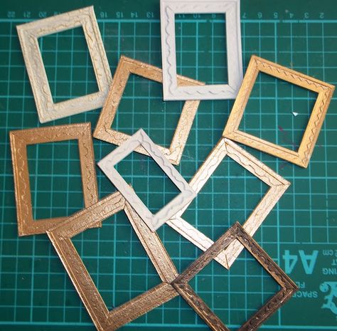 Brilliant Frame tutorial..paper and a shapesizzor   nataliegayleminiatures: Mini Picture Frame - Tutorial Frame Tutorial, Mini Picture Frames, Accessoires Barbie, Dollhouse Tutorials, Doll Furniture Diy, Dollhouse Miniature Tutorials, Doll House Plans, Doll House Crafts, Dollhouse Projects