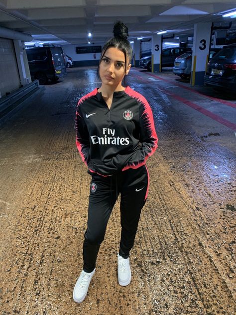 Psg Tracksuit Women, Psg Outfit Women, Drip Outfits Women, Jogging Outfit, Joggers Outfit, Swag Girl Style, Causal Outfits, Football Outfits