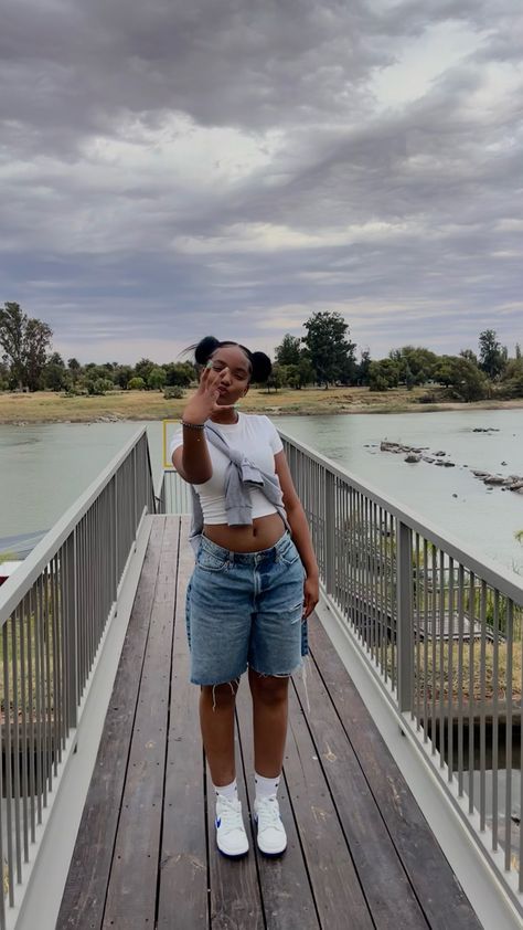 Cute Outfits With Long Shorts, Nature Walk Aesthetic Outfit, Oversized Cargo Shorts Outfits Women, Medium Body Type Outfits Summer, Jort Outfits Black Women, Summer 2024 Black Woman, Campus Outfits Black Women, Fits For Plus Size Women, Aesthetic Jorts Outfits