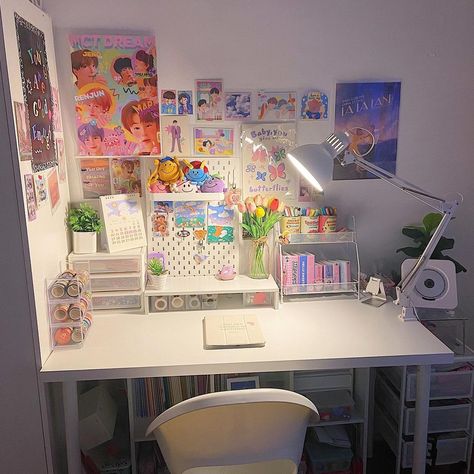 Organisation, Cute Desk Layout, Cute Room Desk Ideas, Ikea L Shaped Desk Ideas, Study Table Setup Ideas, Study Desk Design Ideas, Studying Desk Setup, Desk Set Up In Bedroom, Cute Study Desk Ideas