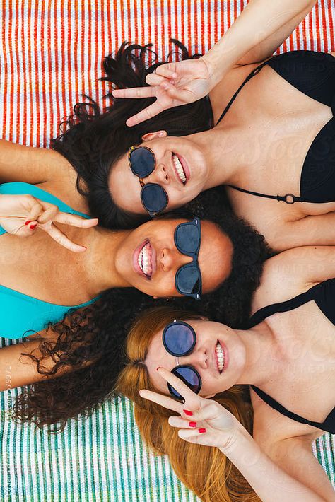 Beach Poses With Sunglasses, Pool Party Group Photos, Beach Photography With Friends, Fun Posing Ideas, Beach Poses With Friends Photo Ideas, Beach Pictures For Friends, Group Beach Pictures Friends Ideas, Fun Picture Poses, Beach Party Pictures