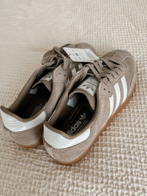 Tan Samba Outfit, Adidas Samba Tan, Sneakers That Go With Dresses, Sneakers Spring 2024, Addis Samba, Adidas Samba Beige Outfit, Beige Samba Outfit, Outfits With Addis Sambas, Beige Sambas