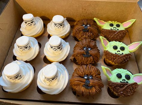 Yoda Cupcakes Easy, Disney Baking Ideas, First Birthday Star Wars Cake, Star Wars Bento Cake, Star Wars Cupcakes Ideas, Star Wars Themed Cupcakes, Star Wars Baked Goods, Starwars Cupcakes Ideas, Star Wars Birthday Cupcakes