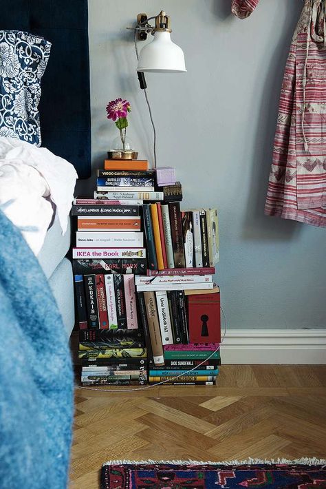 Books In Bedroom, Bedroom With Books, Traditional Bookshelves, Book Bedroom, Adjustable Bookshelf, Modular Bookshelves, Chambre Inspo, Wall Mounted Bookshelves, Bedroom Book