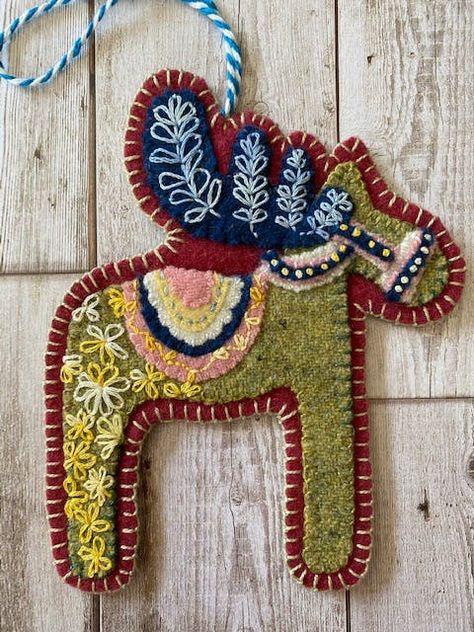 Modern Folk Art Friends - Link the Pig Simple Decor Ideas, 6 Friends, Felt Ornaments Patterns, Modern Folk Art, Ornament Garland, Wool Felt Projects, Wool Applique Patterns, Crochet Christmas Decorations, Felt Embroidery